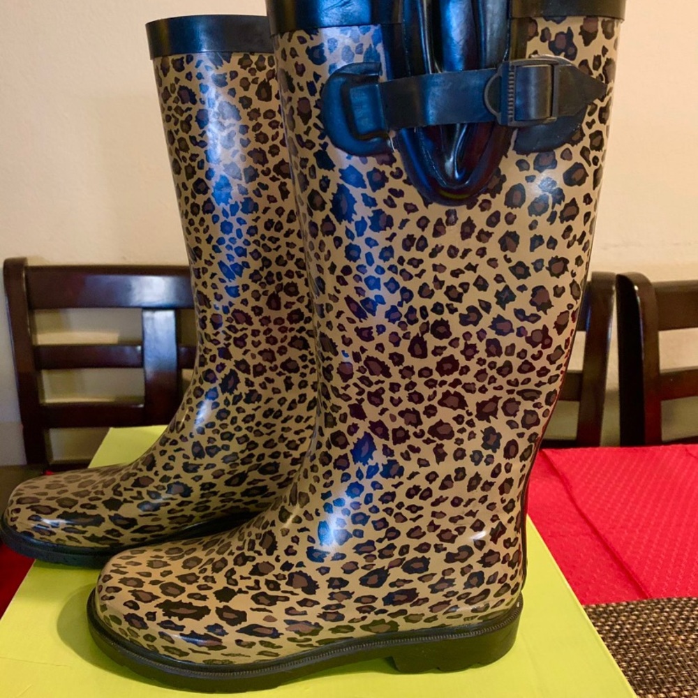 rain boots size 6 stylish comfy !